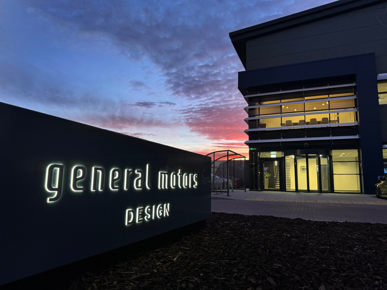 Fachada del nuevo Centro de Diseño de GM en el Reino Unido.